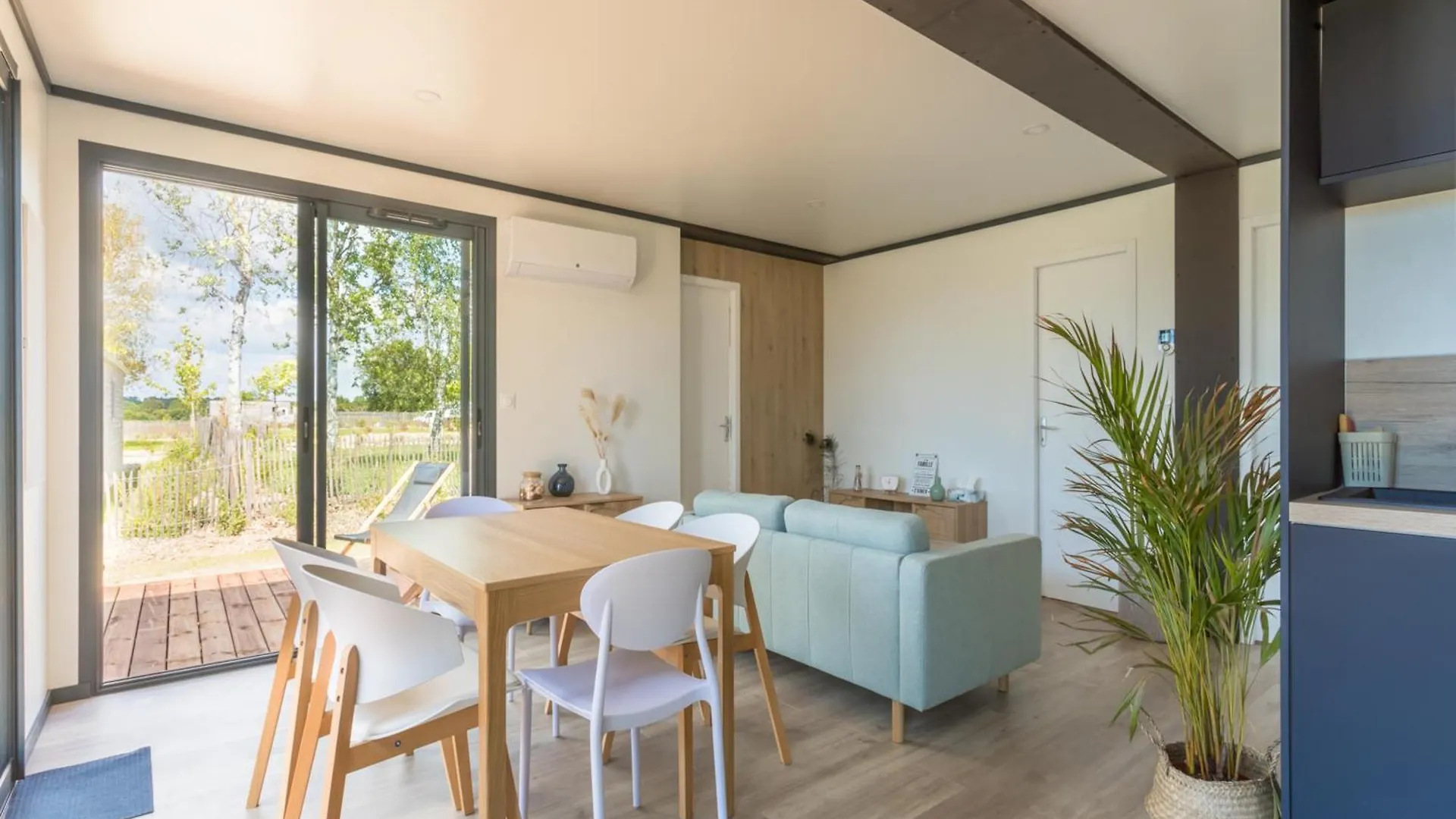 Villa Neuve Avec 3 Chambres Et Terrasse A 100 M De La Plage De Betahon Ambon 0*,  France